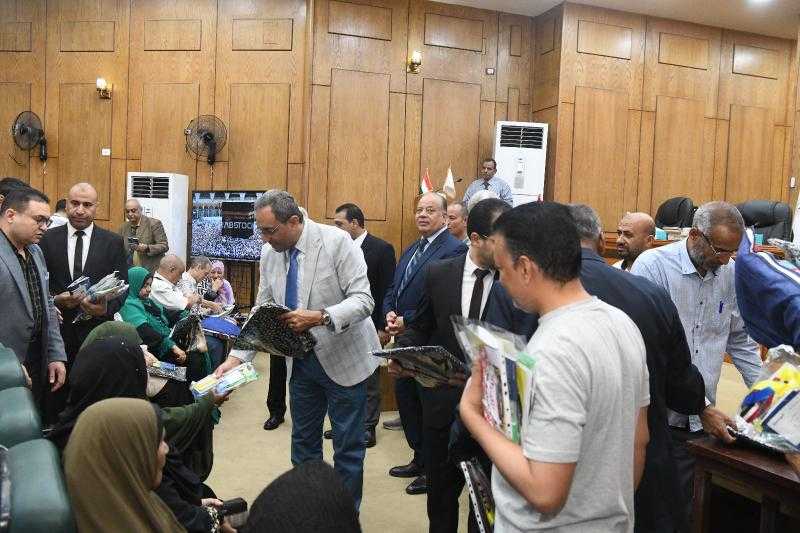 محافظ قنا يُسلم جوازات السفر لـ155 حاجا من حجاج الجمعيات الأهلية في احتفالية كبرى