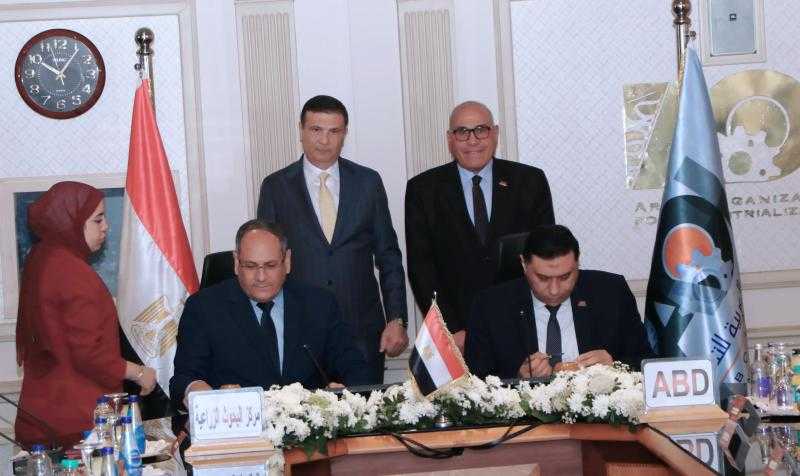 وزير الزراعة ورئيس الهيئة العربية للتصنيع يشهدان توقيع عقد اتفاق  لإنتاج السماد العضوي من المخلفات النباتية والحيوانية