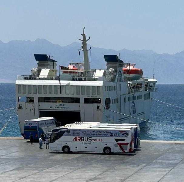 ميناء نويبع يواصل تفويج حجاج البر: مغادرة الفوج الخامس وارتفاع العدد إلى 2037 حاجًا