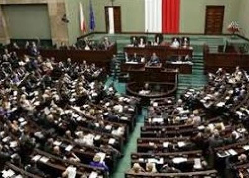 مجلس النواب البولندي يوافق على تشريع يحظر بيع جميع أنواع السجائر الإلكترونية للقاصرين