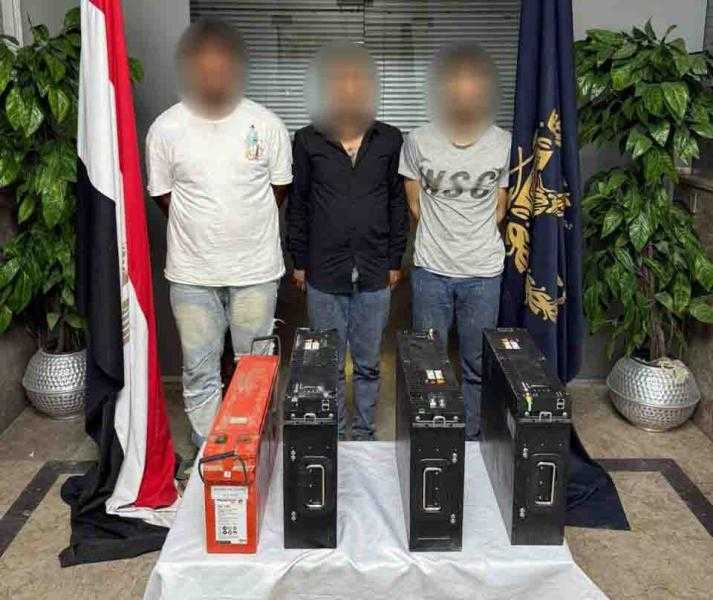 القبض على تشكيل عصابي لسرقة بطاريات أبراج الاتصالات بالقاهرة