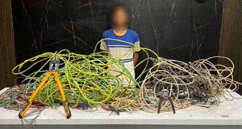 ضبط عامل لسرقة أسلاك كهربائية من مواقع تحت الإنشاء بمدينة 15 مايو