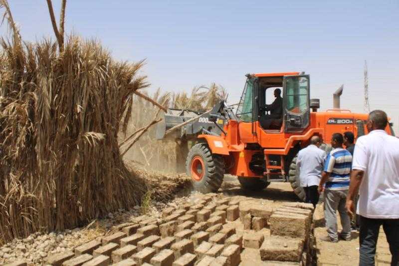 رئيس مدينة أرمنت بالأقصر يقود حملة مكبرة لإزالة التعديات