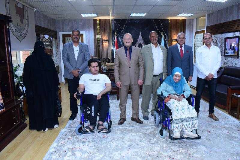 جامعة سوهاج تمنح  ٢ كرسي كهربائي متحرك لطالب وطالبة