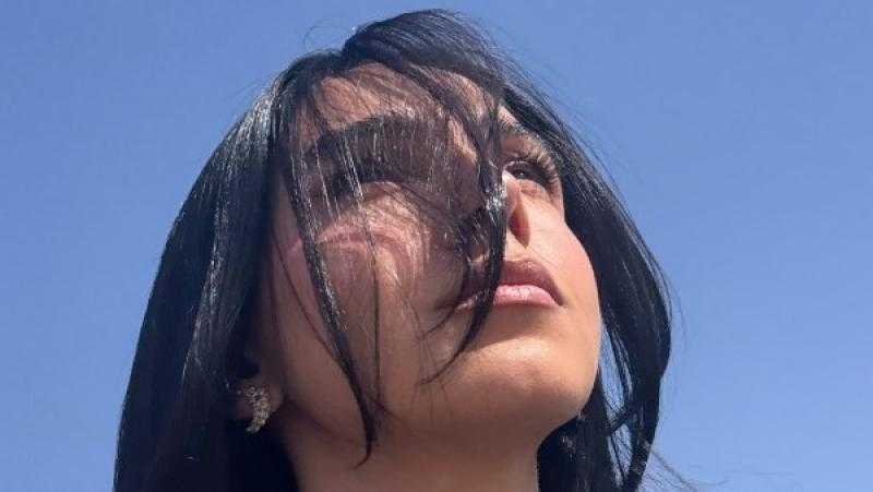 رفقة ابنتها..سلمى أبو ضيف تتألق بإطلالة صيفية
