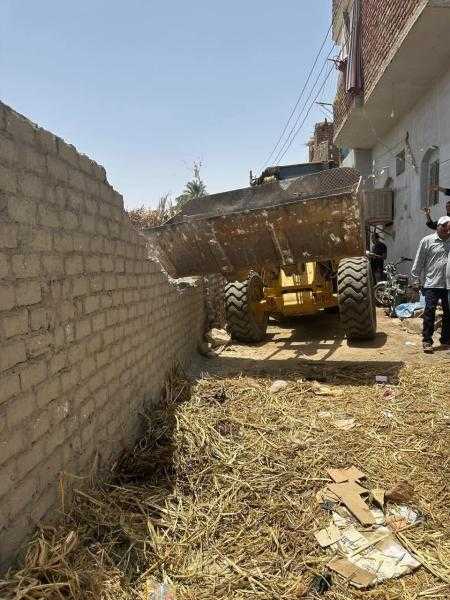 إزالة ١١ حالة تعدٍ على الأراضي الزراعية بالزينيه بالأقصر بمساحة ٢٨٠٨ م²