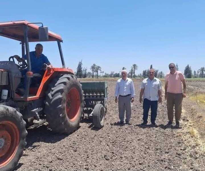 يوم حقلي لزراعة ١٥ فدان أرز بالسطارة المحلية بديرب نجم بالشرقية