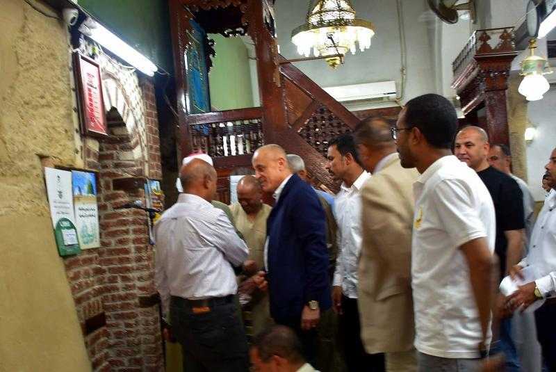 محافظ الأقصر يؤدى صلاة الجمعة بمسجد سيدى أبو الحجاج الاقصرى