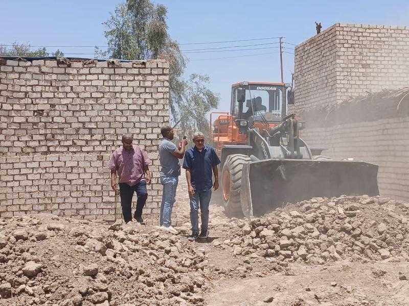 إزالة 13 حالة مخالفة بناء بمدينة الطود بالأقصر