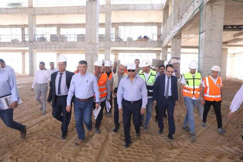 وزير الصناعة والنقل يتفقد الخط الثاني للقطار الكهربائي السريع في المسافة من القاهرة حتى المنيا