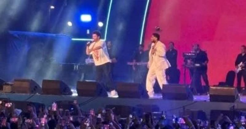 تامر حسني  وحميد الشاعري يحتفلان بأغاني التسعينيات في حفلة ”Jukebox” بالقاهرة الجديدة