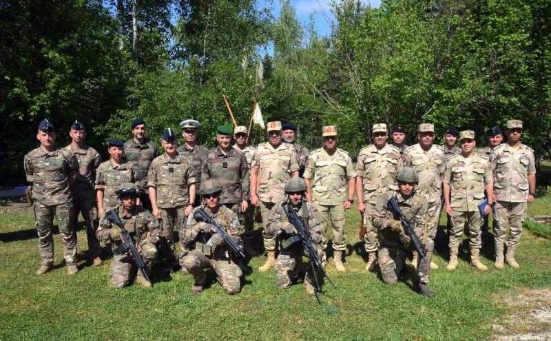 رئيس أركان القوات المسلحة يعود إلى القاهرة بعد زيارة رسمية لفرنسا