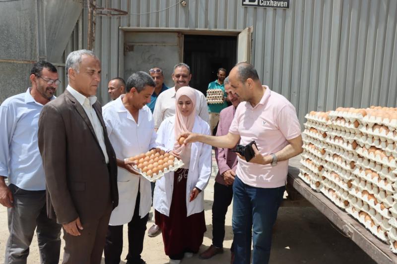 السكرتير العام المساعد لمحافظة بني سويف يتابع أعمال طرح منتجات مشروعات الدواجن المركزية