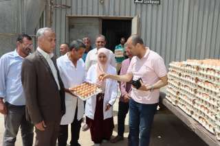 السكرتير العام المساعد لمحافظة بني سويف يتابع أعمال طرح منتجات مشروعات الدواجن المركزية