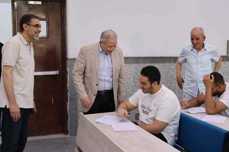 نائب رئيس جامعة حلوان وأمين عام الجامعة الأهلية يتابعان سير اختبارات نهاية العام