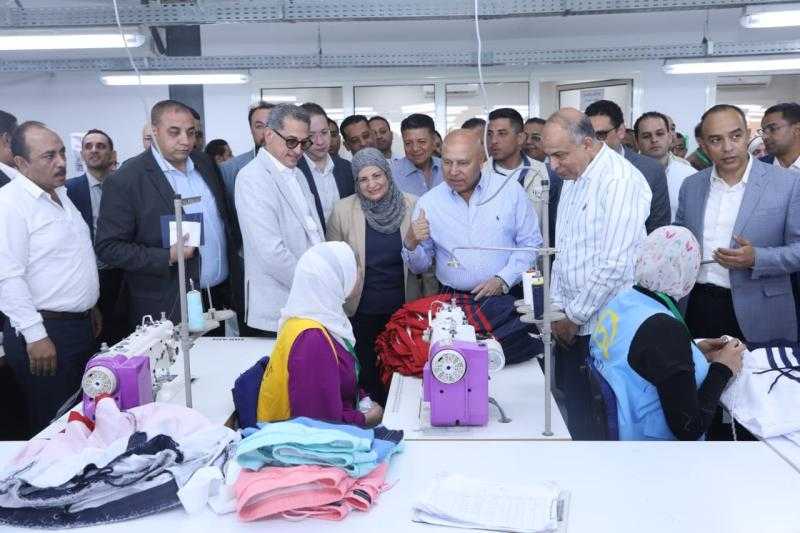 وزير الصناعة والنقل يتفقد المنطقة الصناعية بالمطاهرة بمحافظة المنيا ويفتتح مصنع جولدن افينيو المتخصص في إنتاج الملابس الجاهزة