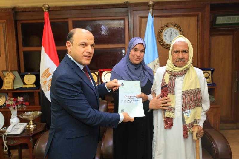 محافظ كفرالشيخ يُسلّم 14 عقد تقنين أراضي أملاك دولة للمستفيدين من المواطنين