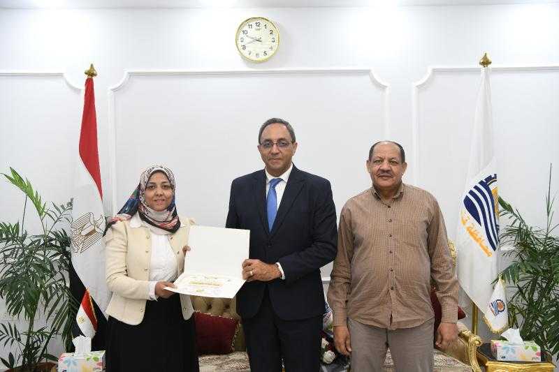 محافظ قنا يكرم باحثة قانونية بالديوان لحصولها على الدكتوراة في العلوم السياسية