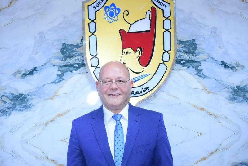 النعماني : صرف مكافاة للعاملين بجامعة سوهاج تقديراً لجهودهم