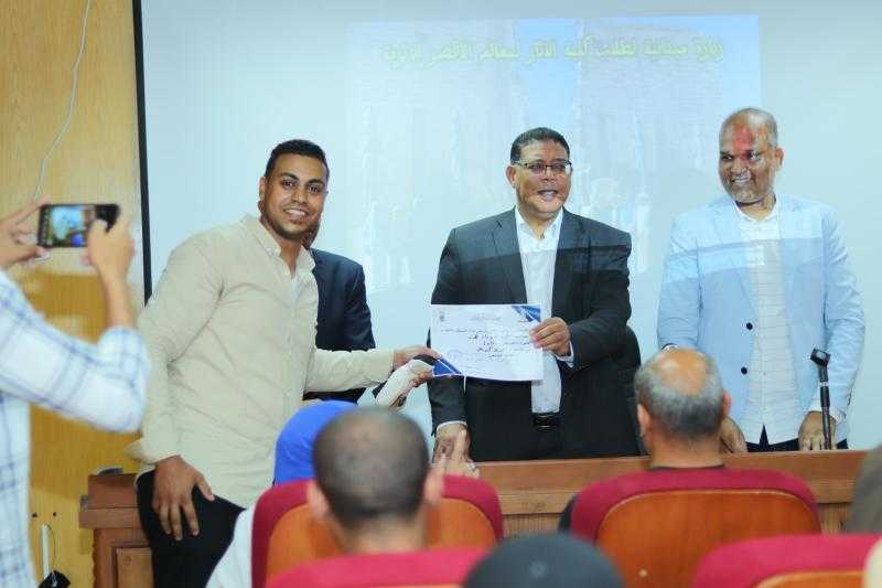 تكريم الطلاب المتميزين بكلية الآثار بجامعة الأقصر تقديرًا لتفوقهم الأكاديمي والأنشطة الطلابية