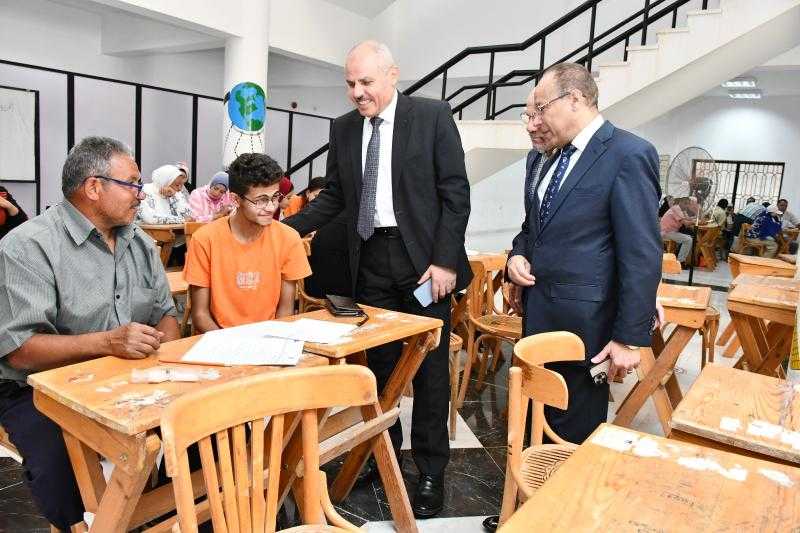 رئيس جامعة قناة السويس يتفقد امتحانات كلية الآداب