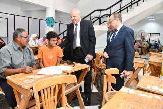 رئيس جامعة قناة السويس يتفقد امتحانات كلية الآداب