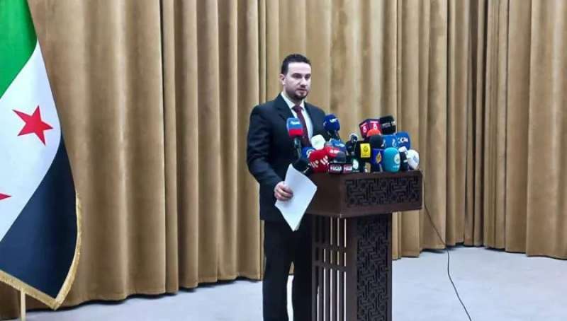 المتحدث باسم وزارة الداخلية السورية نور الدين البابا خلال المؤتمر الصحفي