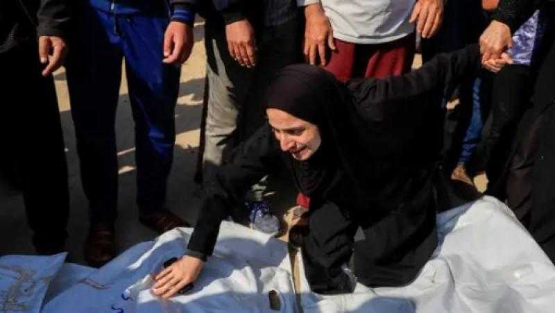 مشهد يفطر القلوب.. أمٌ وطبيبة فلسطينية تستقبل جثامين أطفالها التسعة في غزة