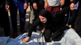 مشهد يفطر القلوب.. أمٌ وطبيبة فلسطينية تستقبل جثامين أطفالها التسعة في غزة