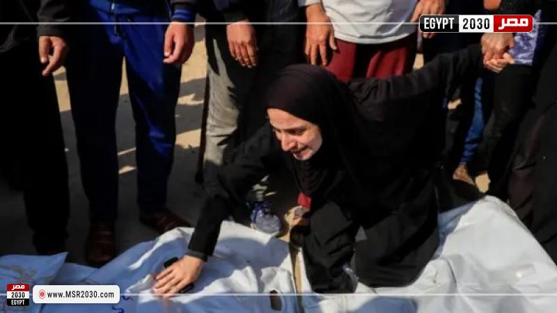أمٌ وطبيبة فلسطينية تستقبل جثامين أطفالها