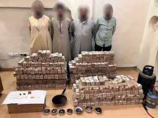 ضبط 4 أشخاص لتنقيب عن الذهب بأسوان وبحوزتهم مضبوطات بـ77 مليون جنيه