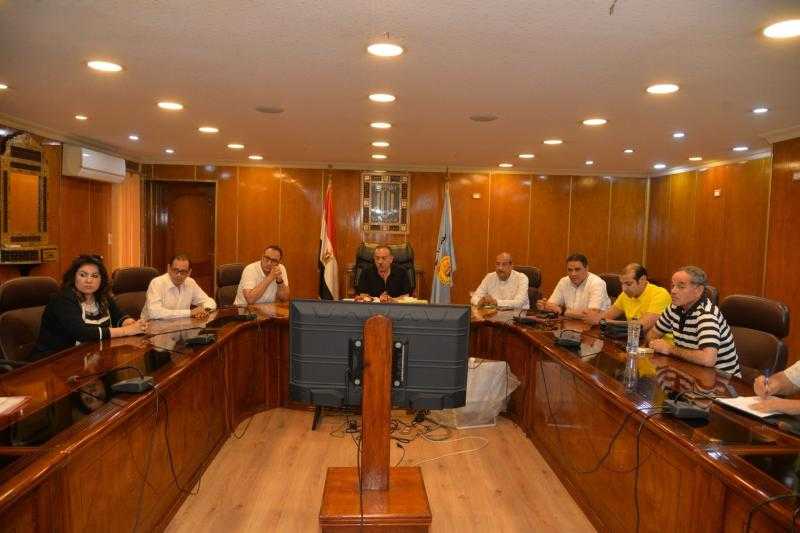 محافظ أسيوط يعقد اجتماعًا مع مسئولي الجمعيات الأهلية لبحث آليات دعم الأسر الأكثر احتياجًا وتعظيم الإنتاج