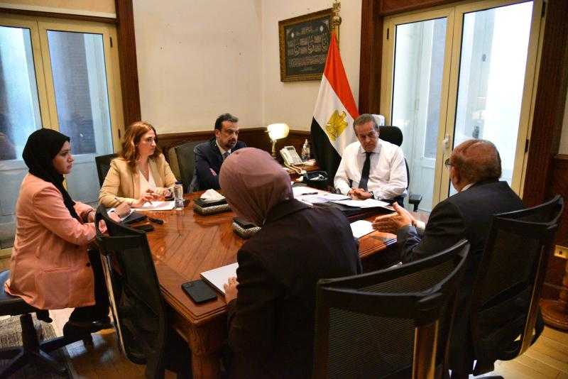 وزير الصحة يبحث مسارات التعليم التخصصي والدراسات العليا للأطباء
