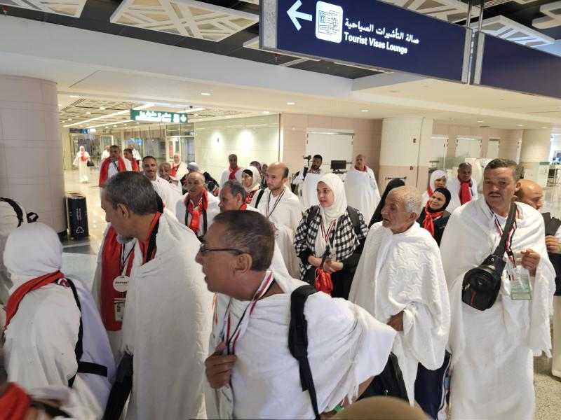 التضامن الاجتماعي تواصل تفويج حجاج الجمعيات الأهلية إلى الأراضي المقدسة