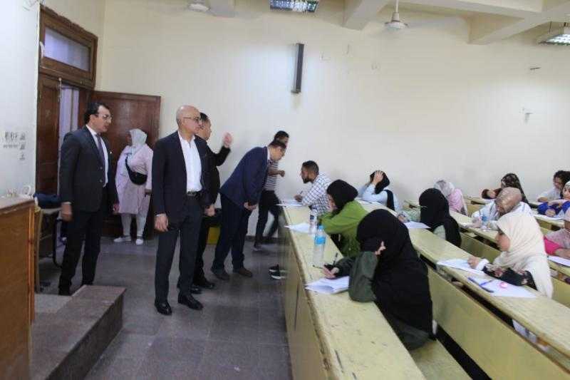 رئيس جامعة عين شمس يتفقد امتحانات الفصل الدراسي الثاني للعام الجامعي 2024-2025