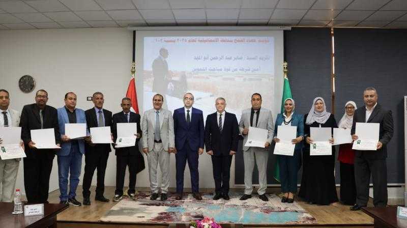 محافظ الإسماعيلية يكرم اللجنة المعنية بمتابعة توريد محصول القمح ”الذهب الأصفر” لموسم ٢٠٢٥