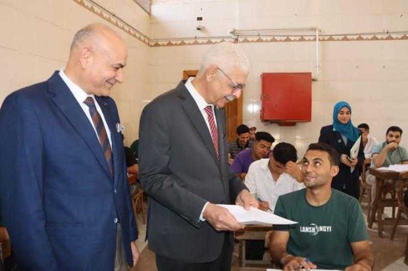 رئيس جامعة المنوفية يتفقد سير إمتحانات الفصل الدراسي الثاني بكلية الحقوق