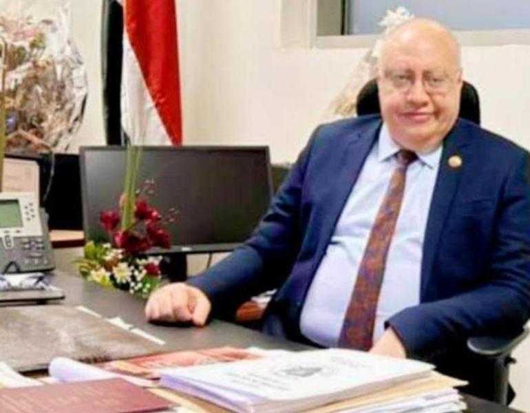 مد خدمة رئيس الإدارة المركزية لجمارك مطار القاهرة الدولي لمدة عام