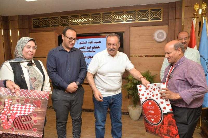 محافظ أسيوط يسلم 320 حاجًا من الجمعيات الأهلية تأشيرات السفر وملابس الإحرام استعدادًا لأداء مناسك الحج