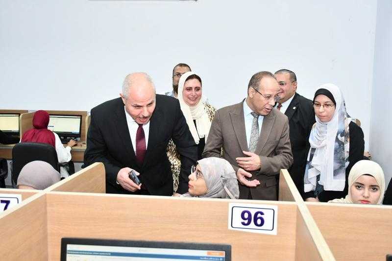 رئيس جامعة قناة السويس يتابع سير الاختبارات الإلكترونية بكلية الصيدلة