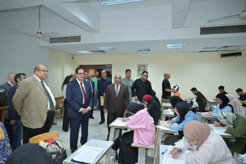 رئيس جامعة القاهرة يجرى جولة تفقدية بلجان الامتحانات بكليات دار العلوم والآثار والعلوم والحقوق والتجارة