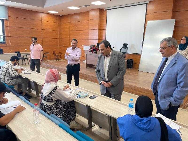 رئيس جامعة بنها الأهلية يتفقد سير الامتحانات بكليتي علوم الحاسب والاقتصاد وإدارة الأعمال