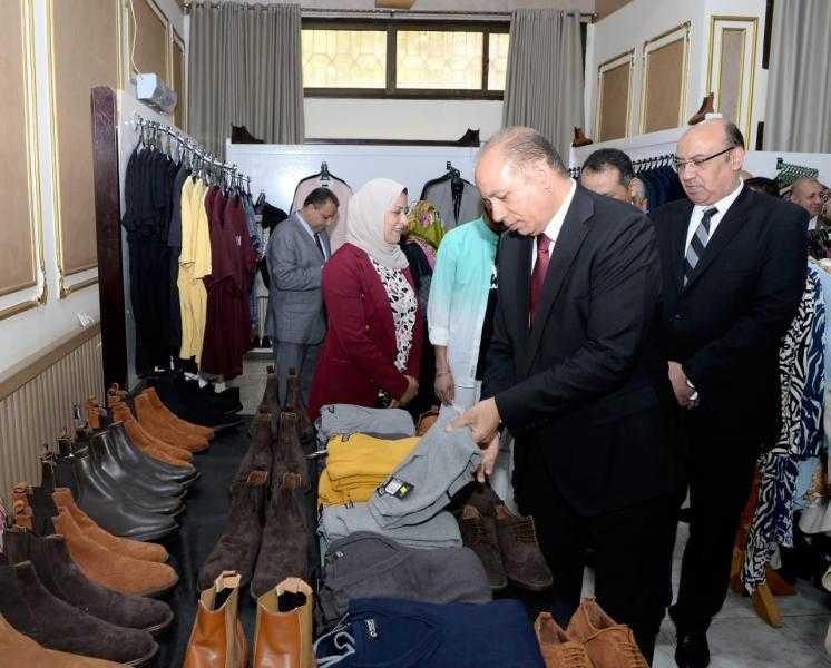 رئيس جامعة المنصورة يفتتح معرض بصمة خير للملابس
