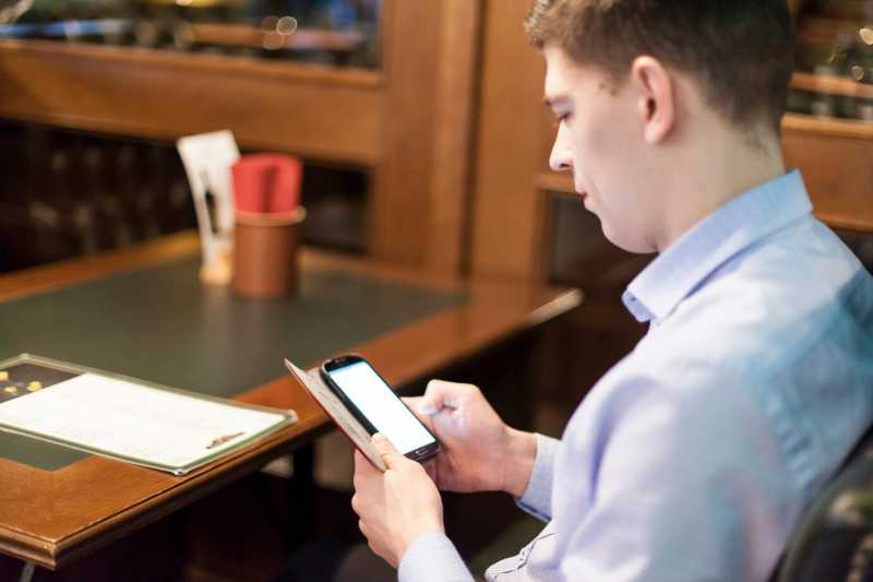 هل يمكن إدارة الأعمال باستخدام الهاتف الذكي فقط: تجارب واقعية