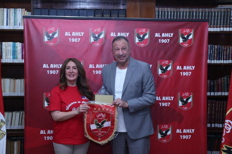 النادي الأهلي يستقبل السفيرة الأمريكية في القاهرة لتعزيز التعاون قبل مشاركة الفريق في كأس العالم للأندية