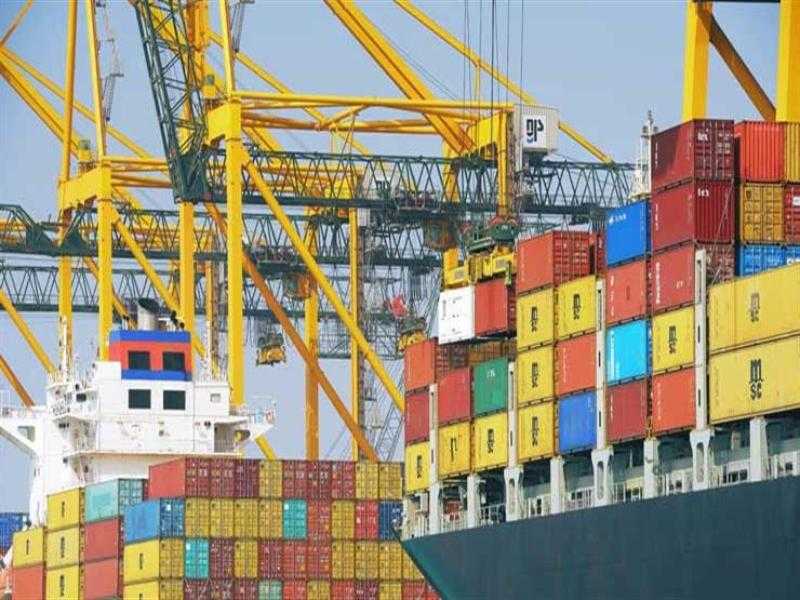 ترامب: قرار الرسوم الجمركية هدفه تشجيع التصنيع العسكري بدلًا من الملابس