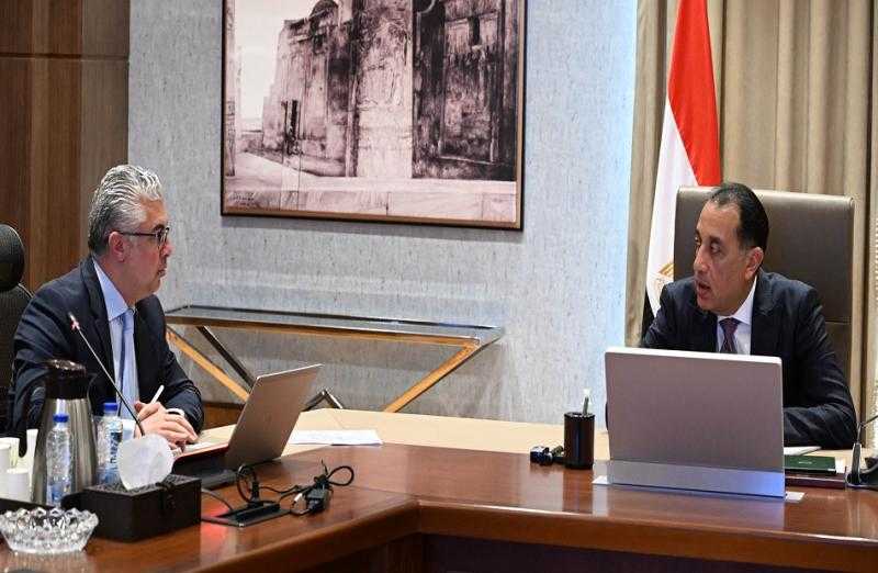 مدبولي يستعرض مع رئيس «اقتصادية قناة السويس» المشروعات التي تعاقدت عليها الهيئة مؤخرًا