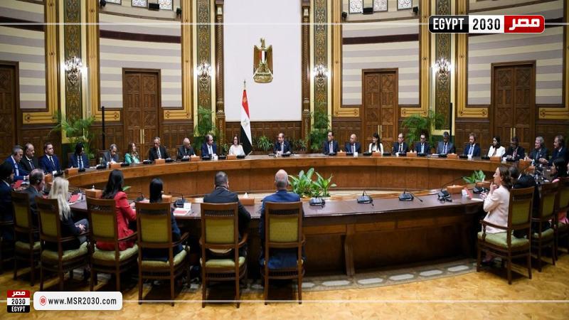 الرئيس عبد الفتاح السيسي مع وفد رجال الأعمال الأمريكيين المشاركين في المنتدى الإقتصادي المصري