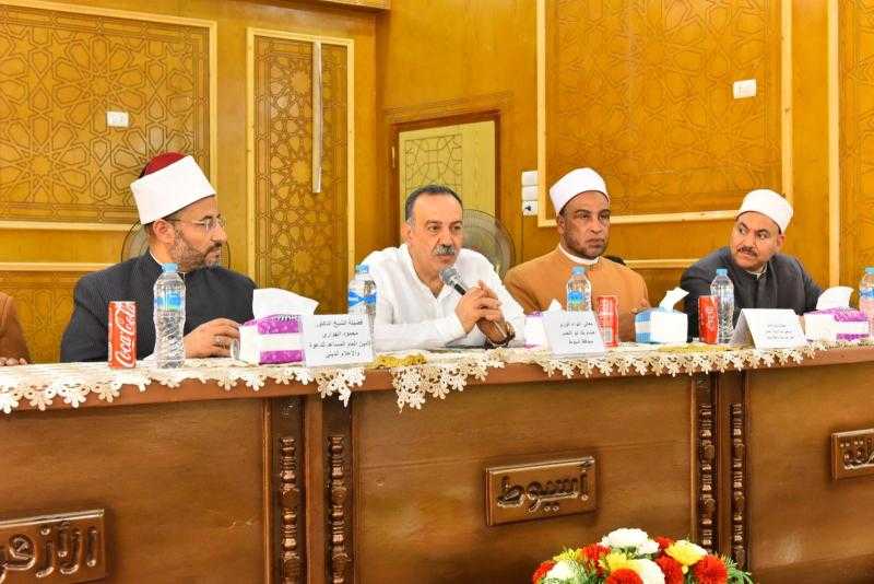 محافظ أسيوط يلتقي وعاظ وواعظات الأزهر ويشيد بدورهم في تعزيز الوعي المجتمعي