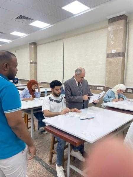 رئيس جامعة أسوان يتفقد امتحانات كلية الهندسة ويشيد بالانضباط والاستعدادات المتميزة
